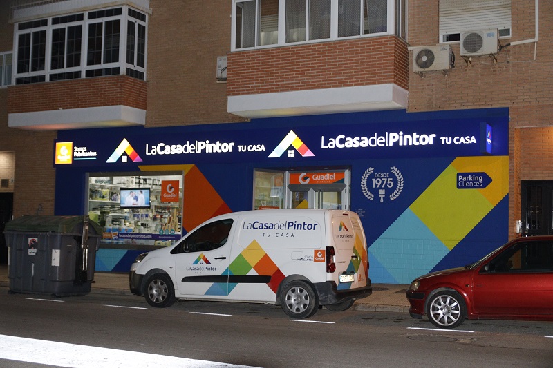 tienda de pintura en Cartagena con coche de reparto aparcado en la puerta