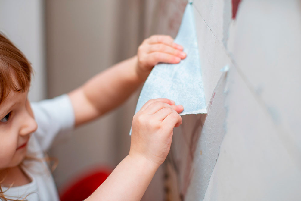 Cómo quitar papel de pintado de la pared tan fácil como el niño de esta imagen