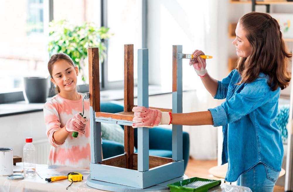 Madre e hija muestran cómo pintar un mueble de melamina