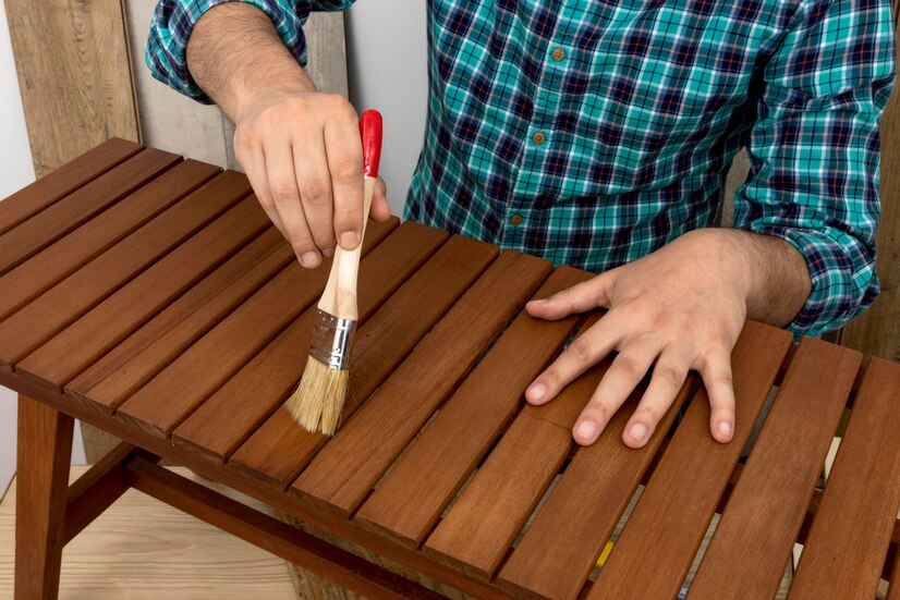Descubre cómo barnizar muebles de madera